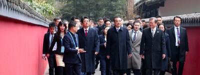 李克强与韩国总统文在寅、日本首相安倍晋三共同出席中日韩合作20周年纪念活动
