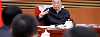 李克强主持召开专家学者和企业界人士座谈会 听取对政府工作报告的意见建议