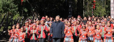 习近平敲响佤族祝福木鼓