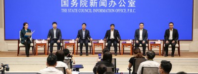 国务院新闻办举行交通扶贫干部和典型代表与中外记者见面会