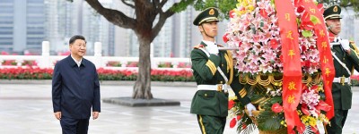 现场图片｜习近平向深圳莲花山公园邓小平同志铜像敬献花篮