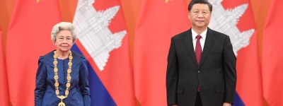习近平为柬埔寨太后莫尼列举行中华人民共和国“友谊勋章”颁授仪式