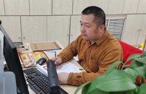 【全民国防教育】张志松：社区居民拨打“12345”热线，点名表扬他