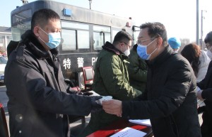 大爱II德州市中医院配制中药3000余付，送到防控一线人员手中