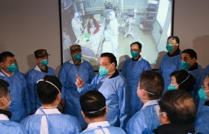 李克强武汉看望医护人员：你们要抽空每天给家人打个电话，报个平安