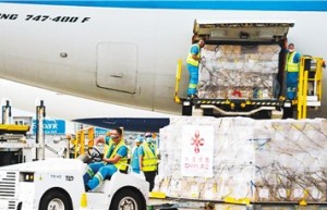 中国给全球战疫送来“希望之光”