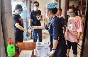 北京节日市场复工忙、人气旺