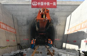 格库铁路最长隧道阿尔金山隧道完成铺轨