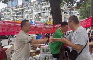 烟台市芝罘区辛庄社区联合爱心企业开展“八一送温暖 慰问传真情”活动