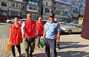烟台市芝罘区南山路派出所联合雷锋志愿者慰问抗美援朝志愿军老党员