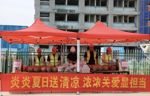 【文明泉城我先行】炎炎夏日送清凉 浓浓关爱显担当