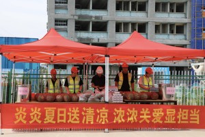 【文明泉城我先行】炎炎夏日送清凉 浓浓关爱显担当